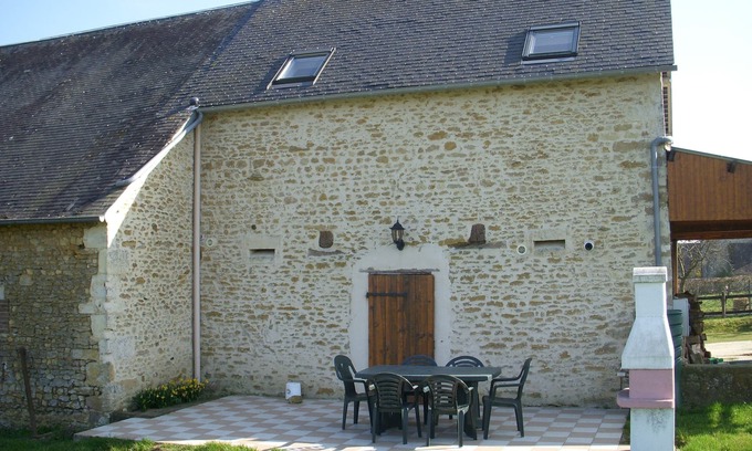 Bures Cottage | Charming fully equipped rural gite with shared heated summer pool (WiFi ext)