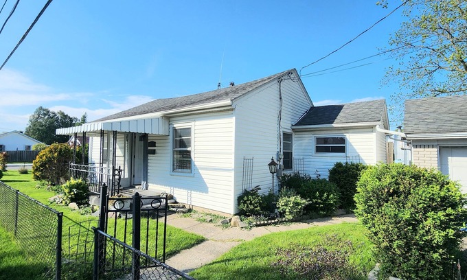 Brantford House | Charming Furnished Bungalow with high speed internet and Gorgeous Lawn