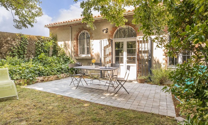 Vue Cottage | Charming Garden Cottage Between Nantes & Jade Coast - WiFi, Free Parking, Pet Friendly
