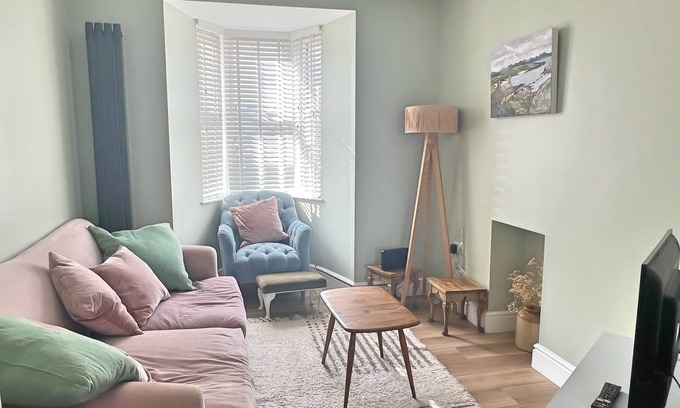 Newborough House | Charming 3 Bed Townhouse Near Llanddwyn Beach