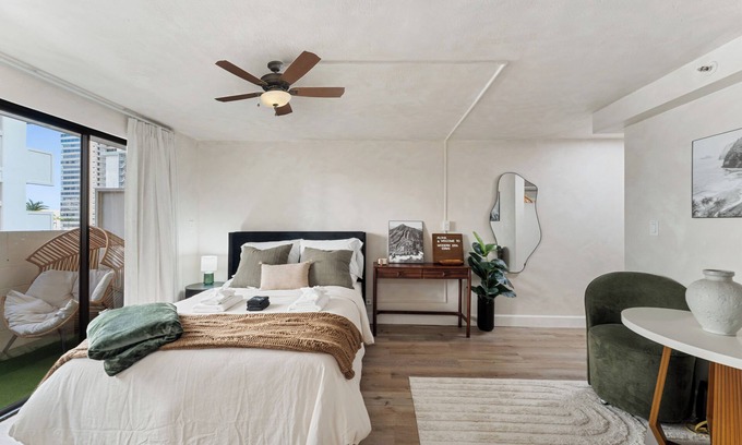 Waikiki Apartment | Charming Getaway in the Heart of Waikiki. Modern Studio.