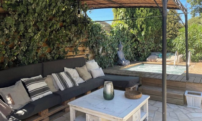 Vers-Pont-du-Gard Cottage | Charming gîte for 4 with swimming pool (independent and with its own private entrance)>