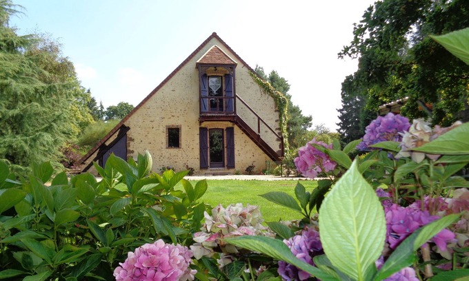 Manou Bed & Breakfast | Charming guest room with breakfast