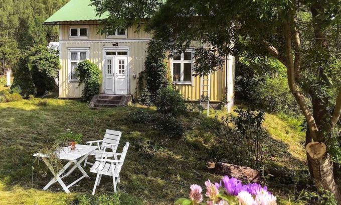 Ramvik House | Charming guesthouse with lake view on the Swedish high coast.