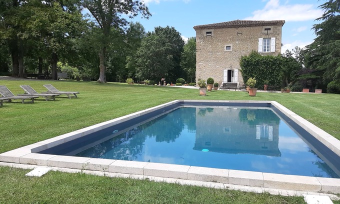 Auriac-sur-Vendinelle House | Charming house in a beautiful wooded park/outbuilding/protected swimming pool