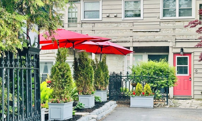 Amherstview House | Charming historic 2-bedroom coachhouse in Kingston