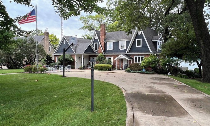 Syracuse House | Charming & Historic Family Retreat on Syracuse Lake & Maxwelton Golf Course