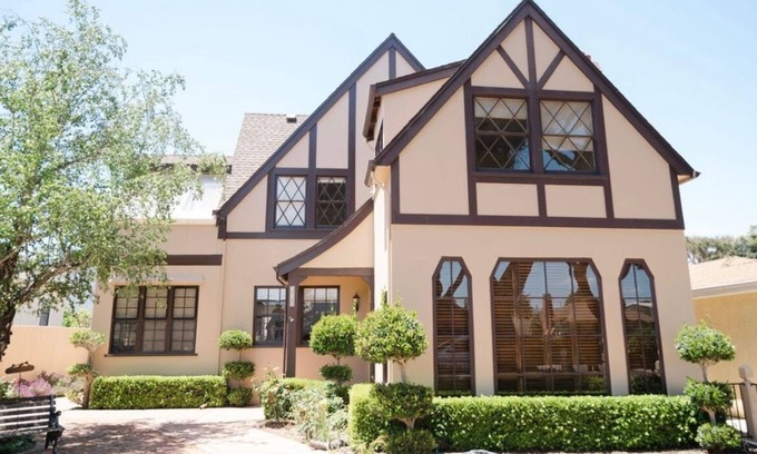 Lompoc House | Charming Historic Lompoc Home. Central Coast Wine Country, Pet Friendly