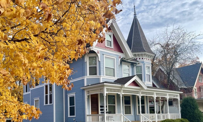 Oconomowoc Apartment | Charming, Historic Upper- Walk to Downtown, Lakes, Restaurants & Shops