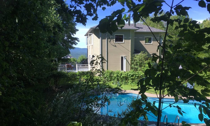 Bolton-Ouest Ski Chalet | Charming Home, Panoramic Mountain Views, Ideal For Family