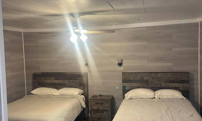 Golden Meadow Hotel | Charming hotel in fishing town of Golden Meadow with WiFi, AC