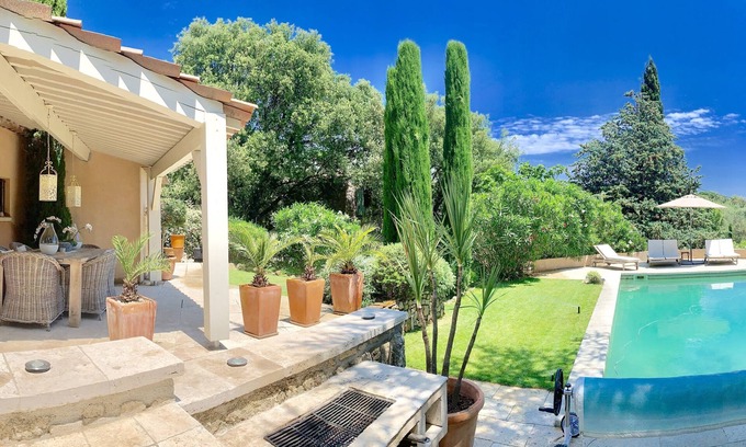 Les Brugassieres House | Charming house with heated pool aircon sleeping 6 people surrounded by vineyards