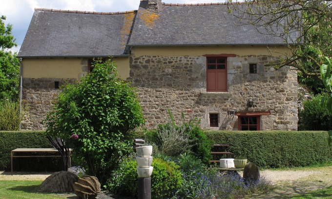 Saint-Pern Cottage | Charming house in a garden