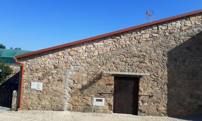 Salsas House | Charming house in Parada with mountain view and fenced garden