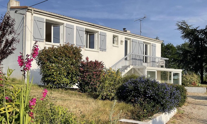 Rosnay Cottage | Charming house with views of the vineyard