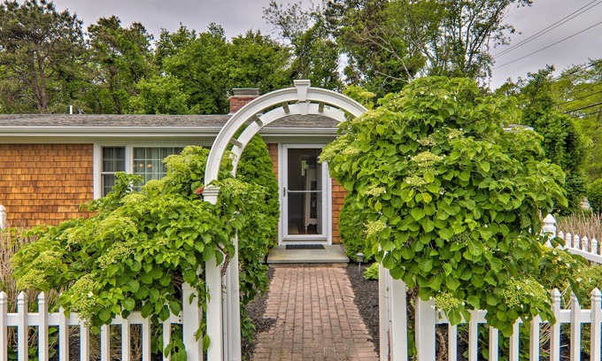 Hyannis Port Cottage | Charming Hyannis Cottage: 1 Mi to Beach!