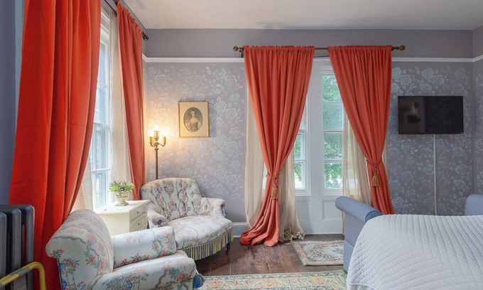 Warwick Hotel | Charming Inn Steps away from Downtown Warwick only an Hour away from NYC