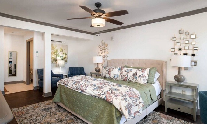 Parkville Apartment | Charming King Suite Parkville Shops