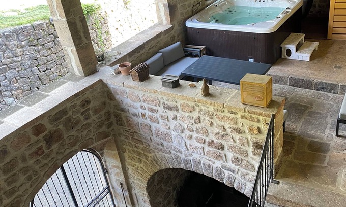 Sanilhac House | Charming La Castanéa gîte, SPA, infra-red sauna in a charming Ardèche hamlet