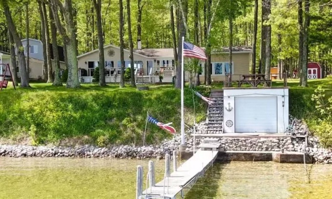 Hubbard Lake House | Charming Lake Front Cabin - 3-bedroom house with AC, WiFi in serene Hubbard Lake