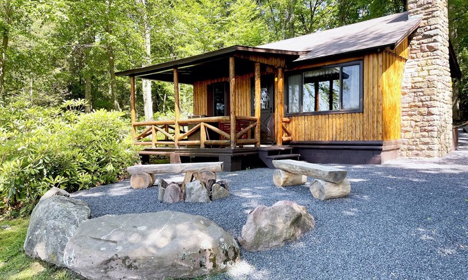 Reeders Cabin | Charming Lake Front Log Cabin with Fire Pit in the Poconos