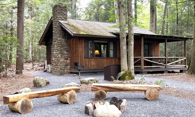 Reeders Cabin | Charming Lake Front Log Cabin with Fire Pit in the Poconos