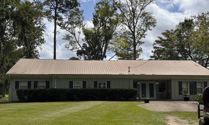 Cobb House | Charming lake house on Lake Blackshear. In Warren slew, very good location.
