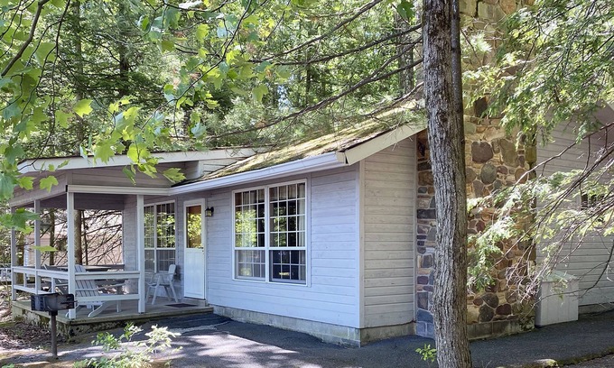 Reeders Cabin | Charming Lake View Cabin in the Poconos on Private Resort