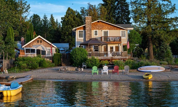 Diamond Lake House | Charming Lakefront Cabin with Deck and Fire Pit!