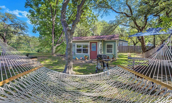 Kingsland House | Charming Lakeview Cottage with Lake Access!
