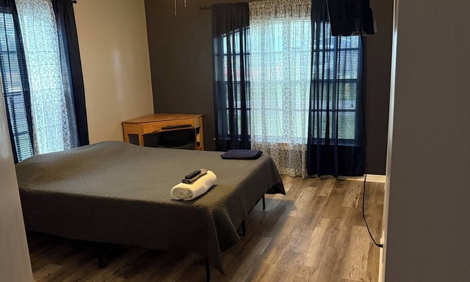 Port Malabar Bed & Breakfast | Charming Latin family room for 1 Guest
