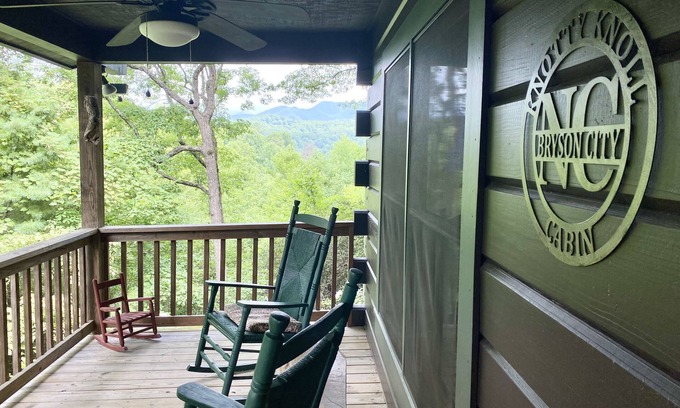 Bryson City Cabin | CHARMING LOG CABIN.Views.Secluded.Hot Tub.Game Room.Fire Pit.Close to Town