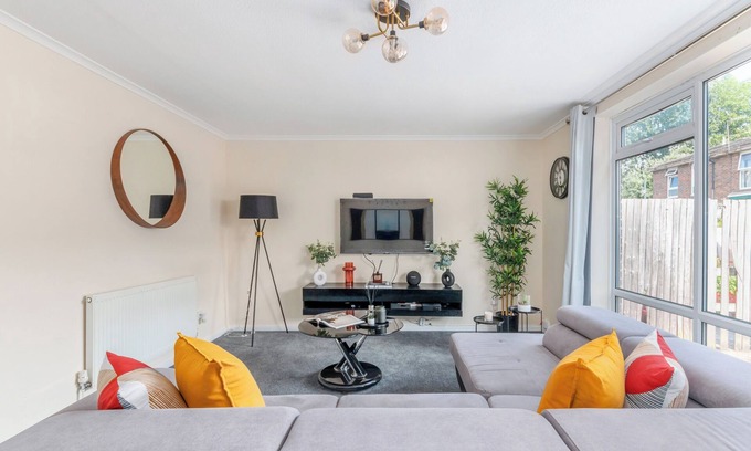 Glyndon House | Charming London House with 3 Bedrooms near O2Arena