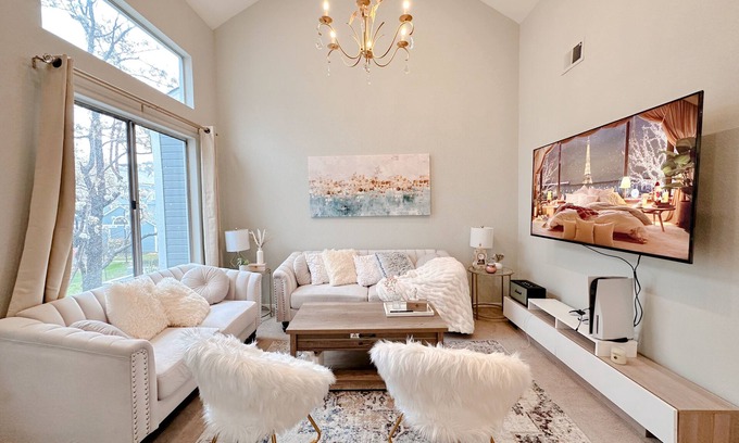 Redwood Shores House | Charming Luxury 2BR w/Monitor & Adjustable desk