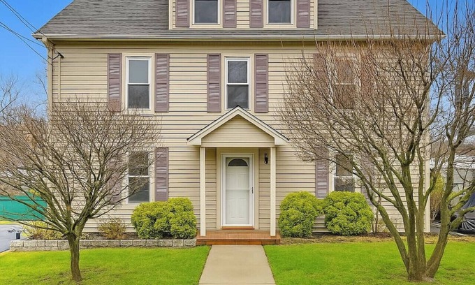 Mamaroneck House | Charming Mamaroneck | 3BR, 3BA, 22 Mi to Manhattan