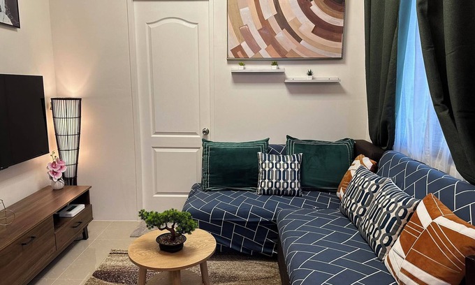 Talisay Condo | Charming Mel's Place -1bedroom condo near SM Seaside with AC, WiFi & Netflix