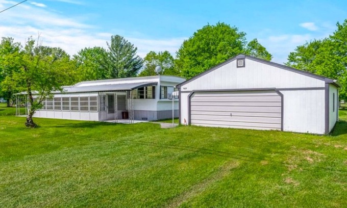 Pymatuning Central House | Charming mobile home with WiFi, AC sleeps 6 .n7 mins from Pymatunning lake