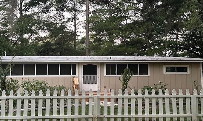 Crawfordville Cottage | Charming modern cottage, in Crawfordville with extra parking for your boat.