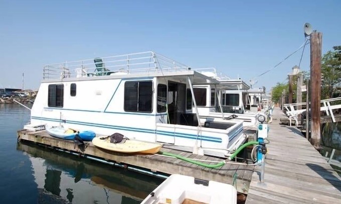 Sheepshead Bay Boat Rental | Charming Modern Housebarge