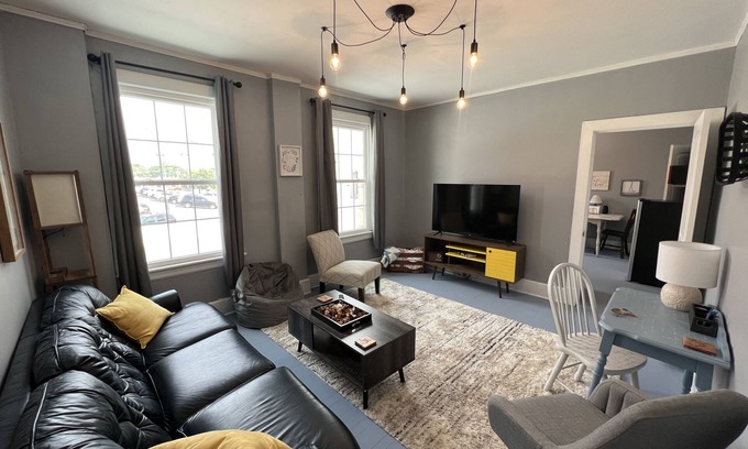 Bedford Apartment | Charming newly remodeled 1890’s, 3bd, 1Ba Downtown Bedford Loft
