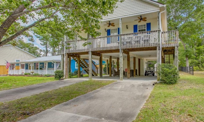 Tranquil Harbour House | Charming Oak Island Home 1 Mi to Beach!