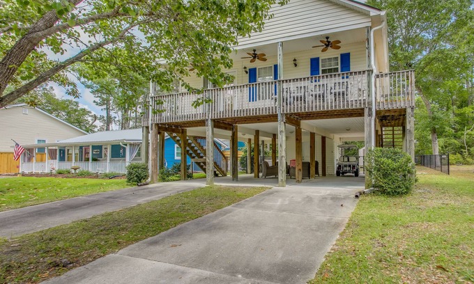 Tranquil Harbour House | Charming Oak Island Home 1 Mi to Beach!