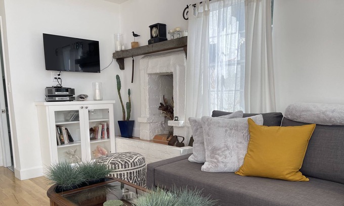 Clarkdale Cottage | Charming One-Bedroom Guest Cottage w/ Parking