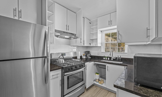 Virginia Highland Apartment | Charming One Bedroom in Virginia Highland!