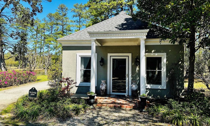 Walterboro Cottage | Charming one bedroom Carriage House a part of the Eden at Gracefield Event Venue