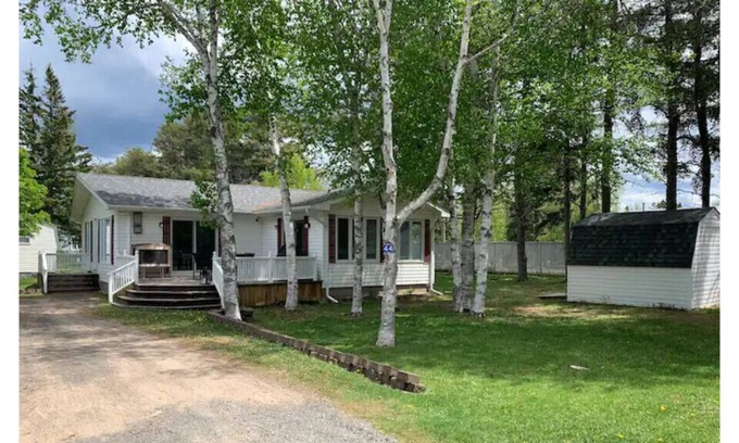 The Bluff Cabin | Charming Parlee Beach Vacation cottage