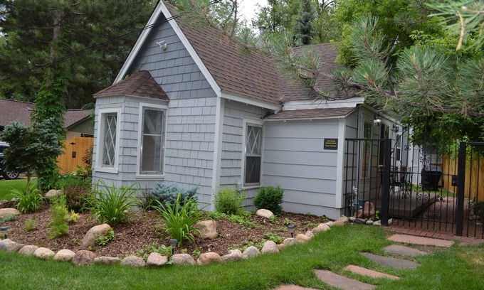 Broadmoor House | Charming, Peaceful and Newly Renovated 2 Bedroom Cottage!