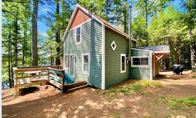 Readfield House | Charming, peaceful Maranacook waterfront camp nestled in the pines