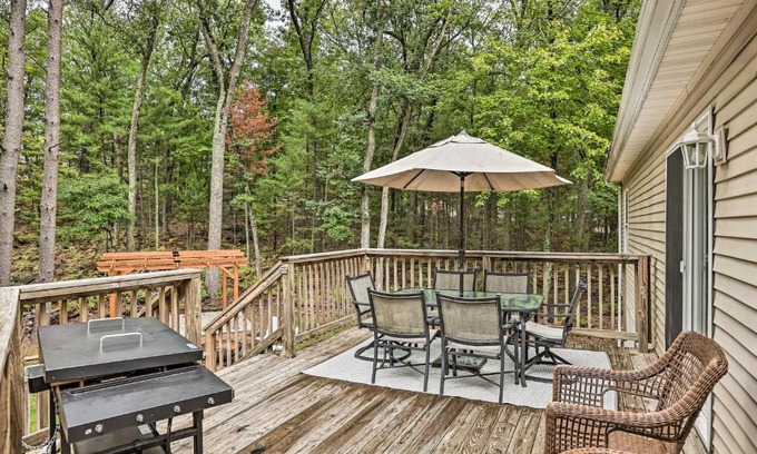 Pentwater House | Charming Pentwater Home with Fire Pit and Yard!