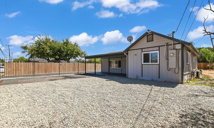 Olivehurst House | Charming pet-friendly 2-bedroom house with WiFi, AC in beautiful Olivehurst